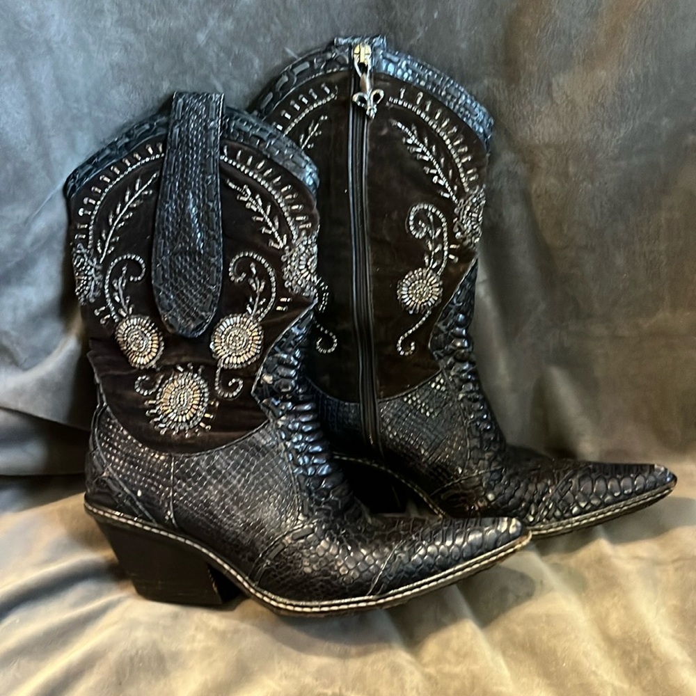 Donald Pliner size 6.5 embellished alligators and suede boots